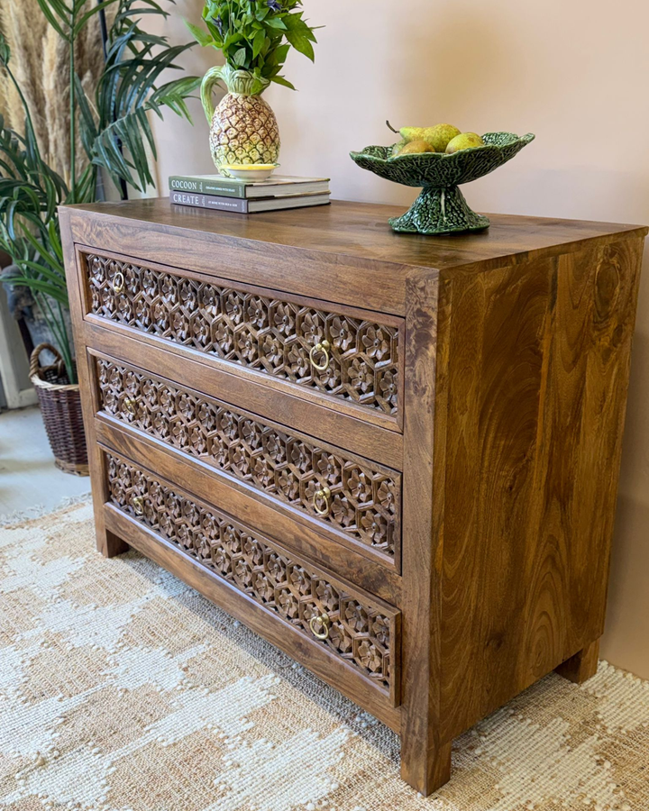 Commode met 3 laden, handgesneden van mangohout met Jali-snijwerk, natuurlijke afwerking