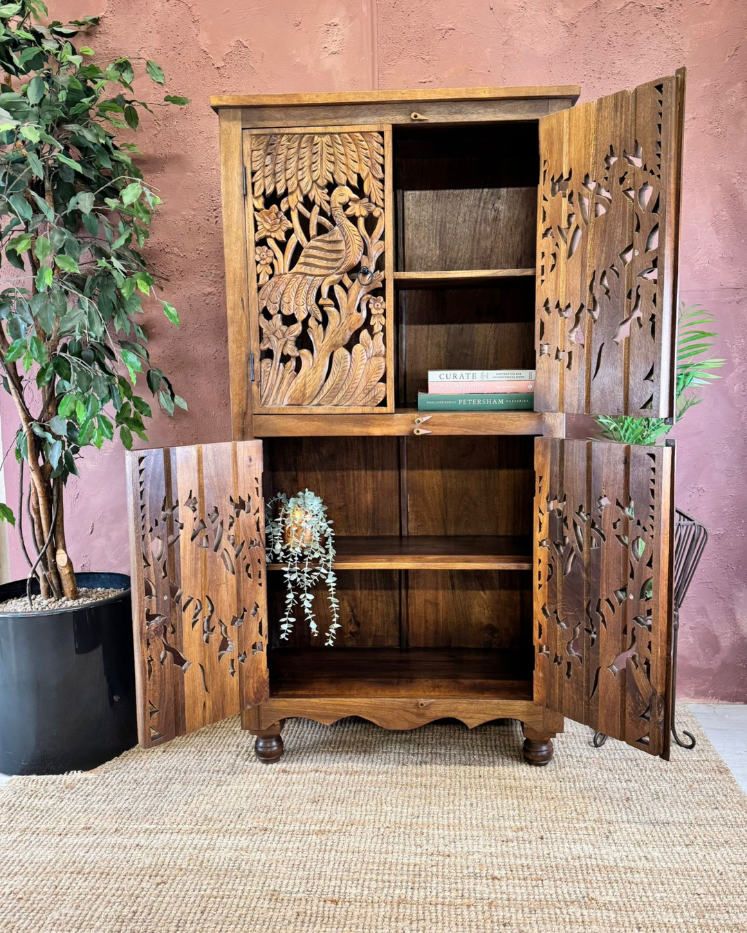 Hoge Mango Gesneden Dressoir Met 4 Deuren En Pauwen