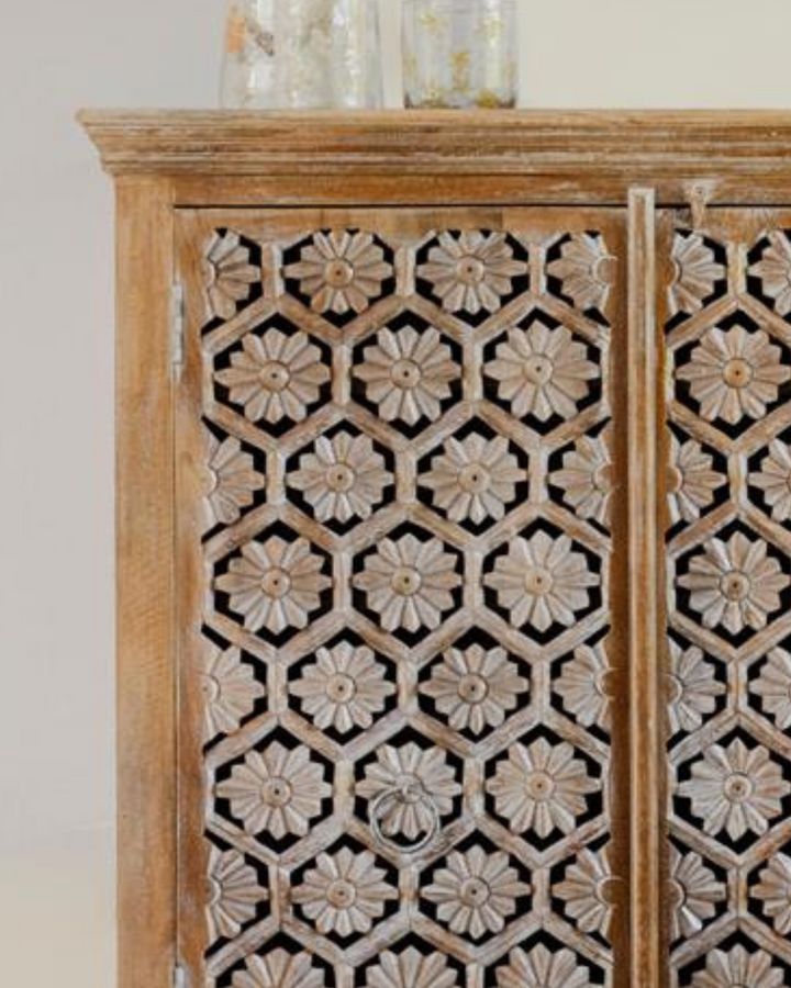 Gesneden mangohouten kast met bloemmotief