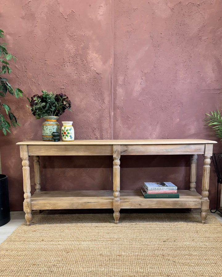 Mango console met gesneden details, plank en natuurlijke afwerking