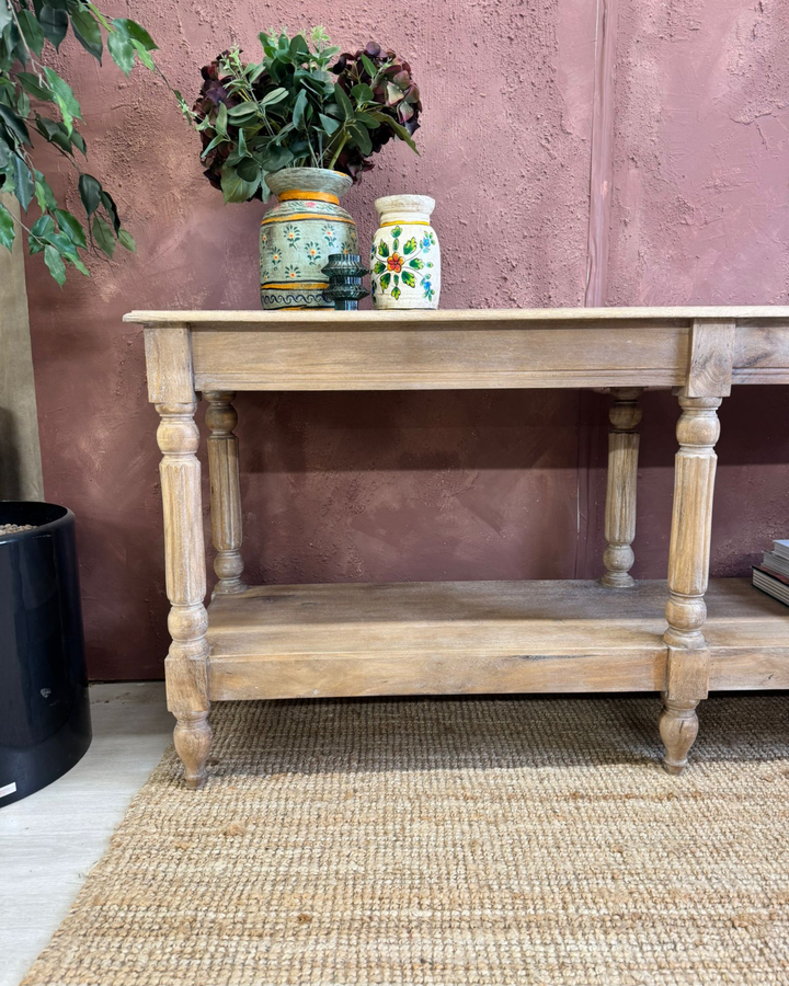 Mango console met gesneden details, plank en natuurlijke afwerking