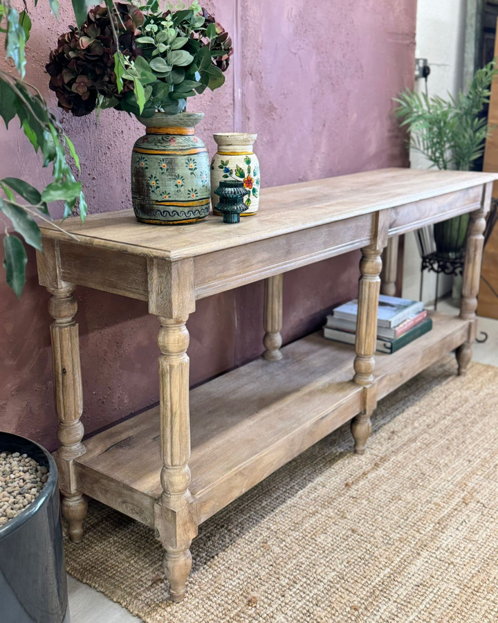 Mango console met gesneden details, plank en natuurlijke afwerking