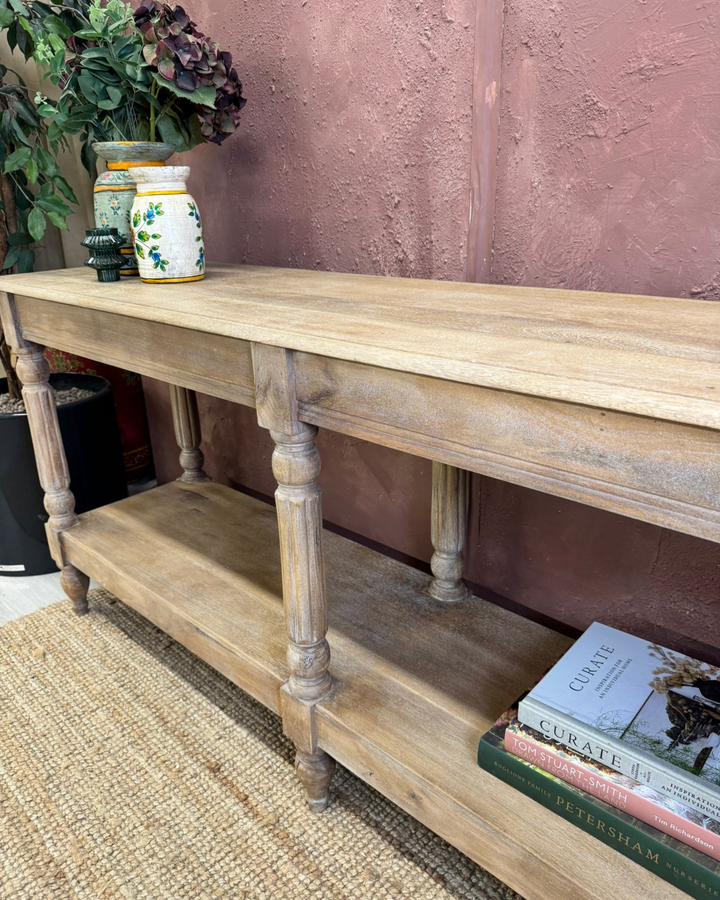 Mango console met gesneden details, plank en natuurlijke afwerking