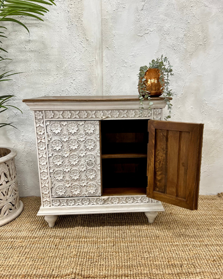 Aparador De Mango Tallado Con Pétalos Blanqueado