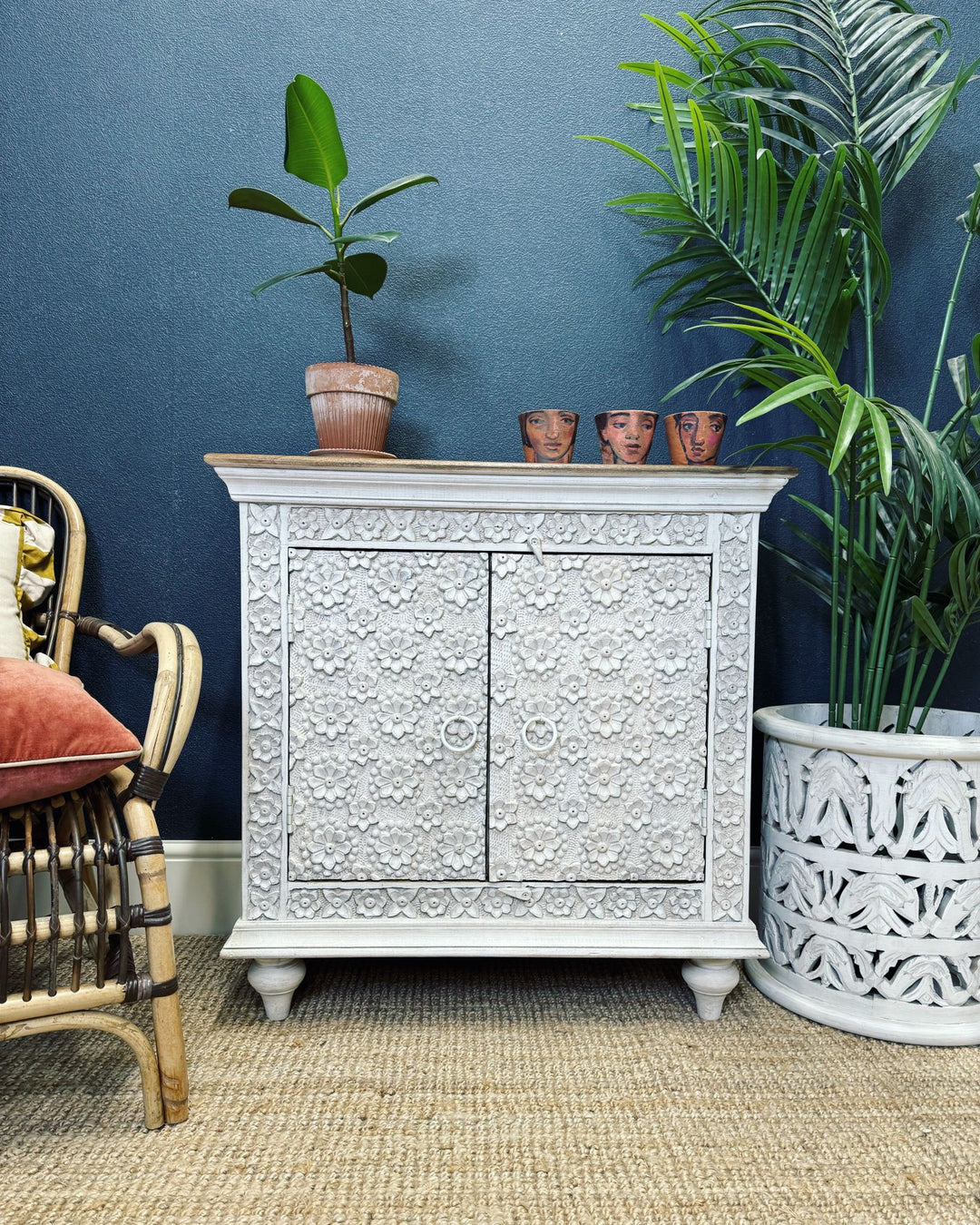 Aparador De Mango Tallado Con Pétalos Blanqueado