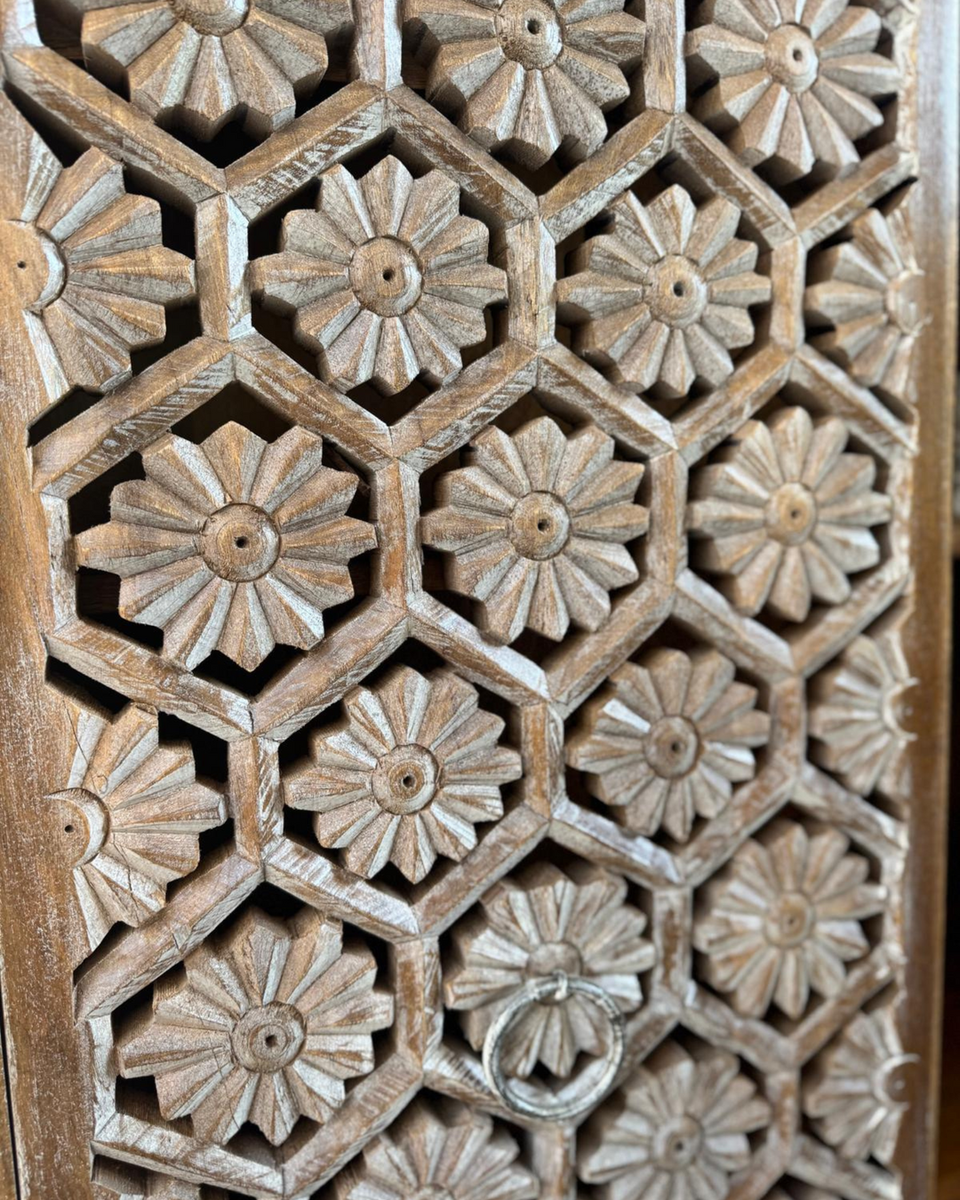 Gesneden mangohouten kast met bloemmotief