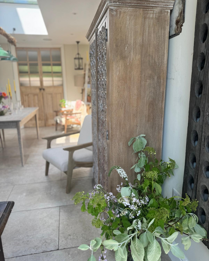 Gesneden mangohouten kast met bloemmotief