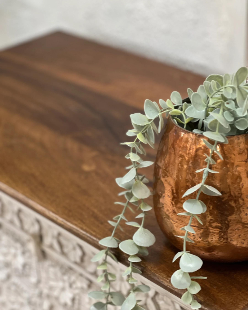 Aparador De Mango Tallado Con Pétalos Blanqueado