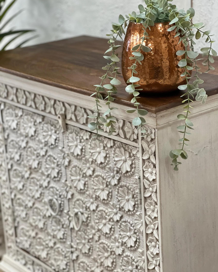 Aparador De Mango Tallado Con Pétalos Blanqueado