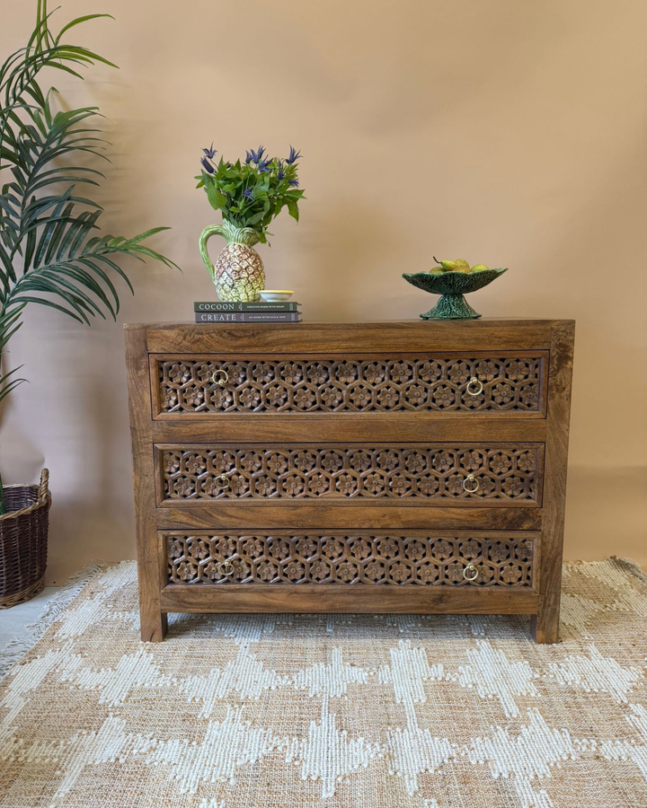 Commode met 3 laden, handgesneden van mangohout met Jali-snijwerk, natuurlijke afwerking