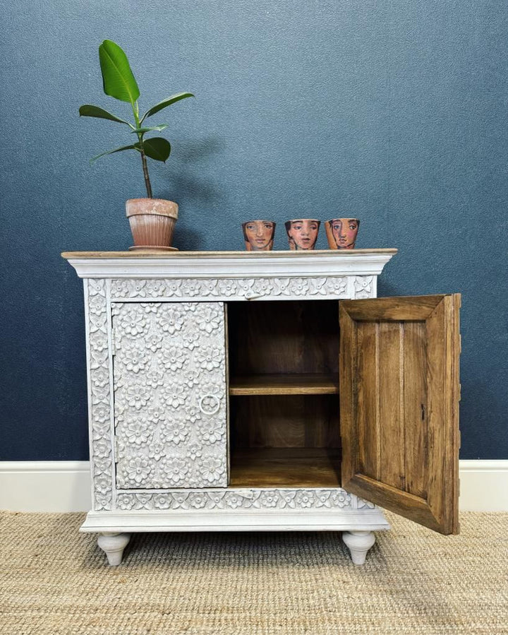 Aparador De Mango Tallado Con Pétalos Blanqueado